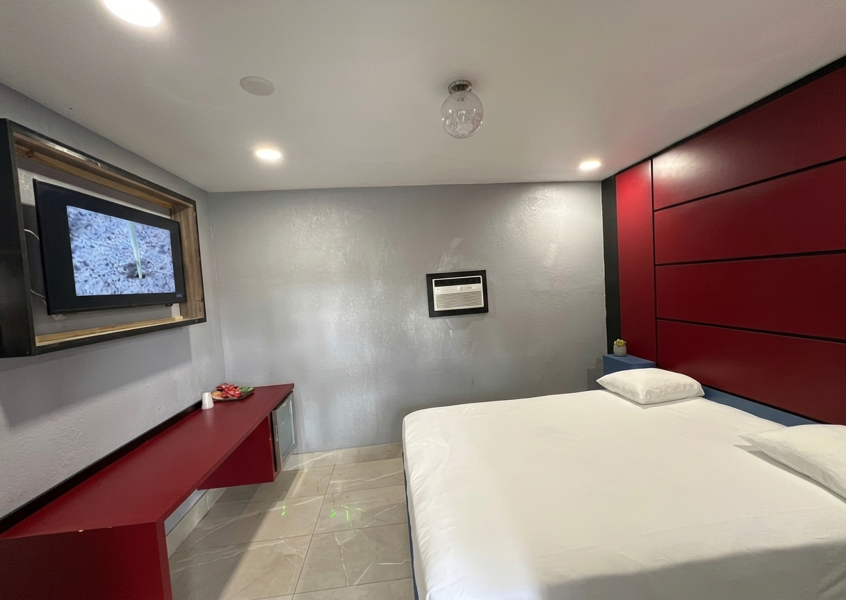 Deluxe Room — Motel 77